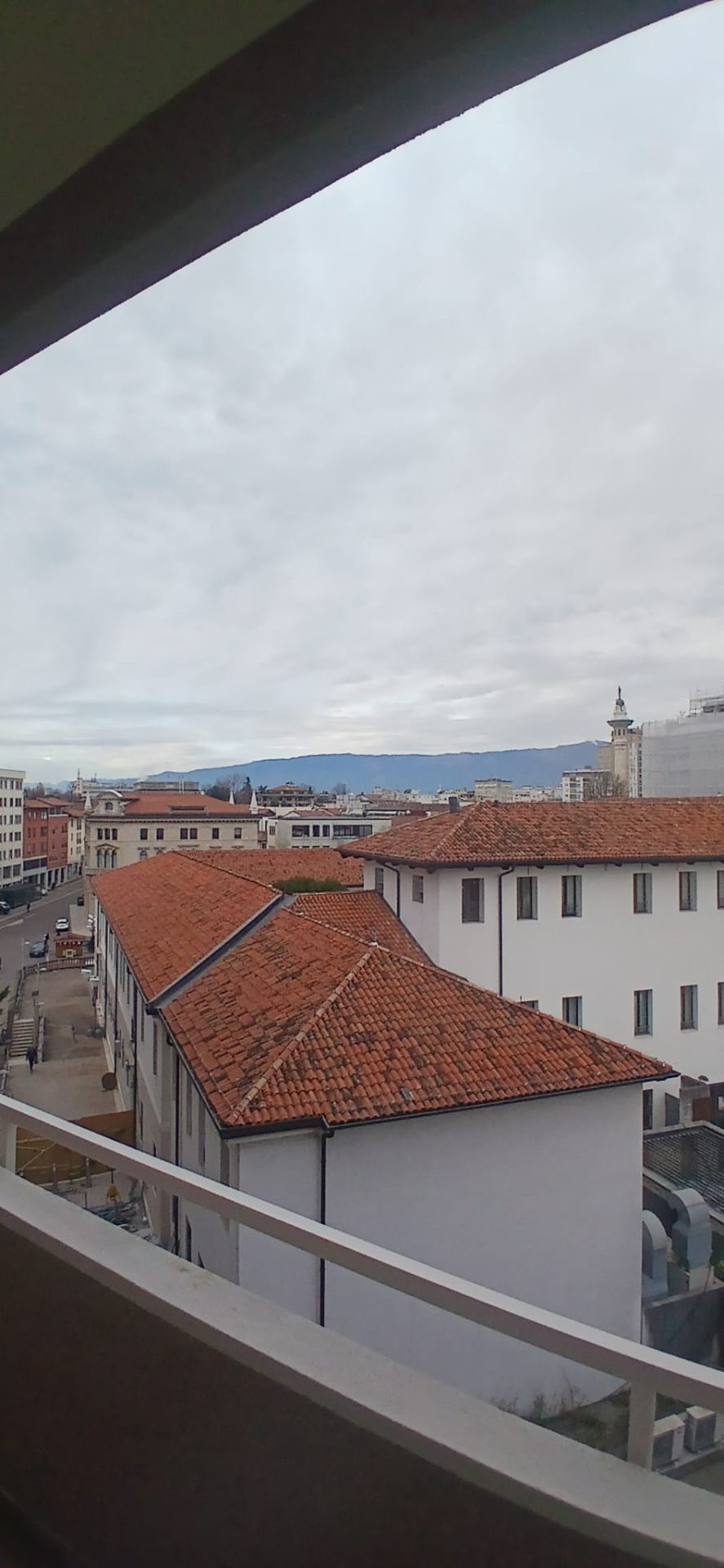 Vista sui tetti di Pordenone dal balcone