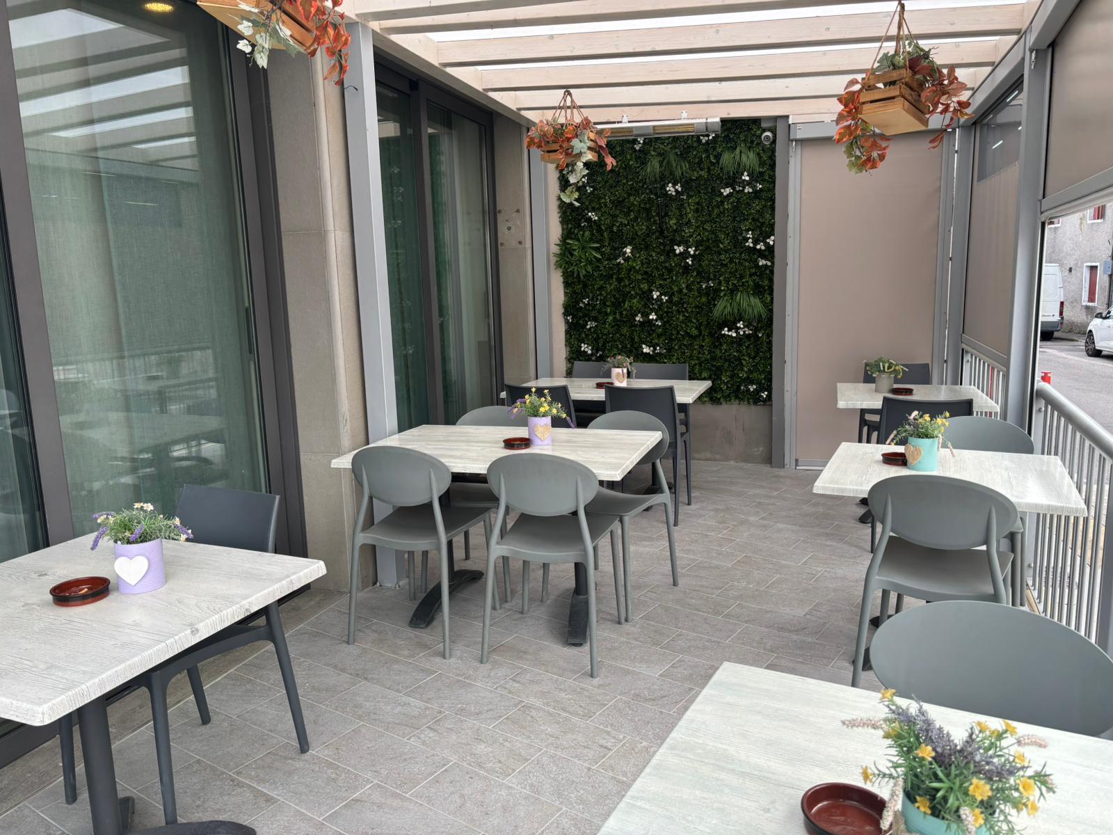 Terrazza esterna con tavoli